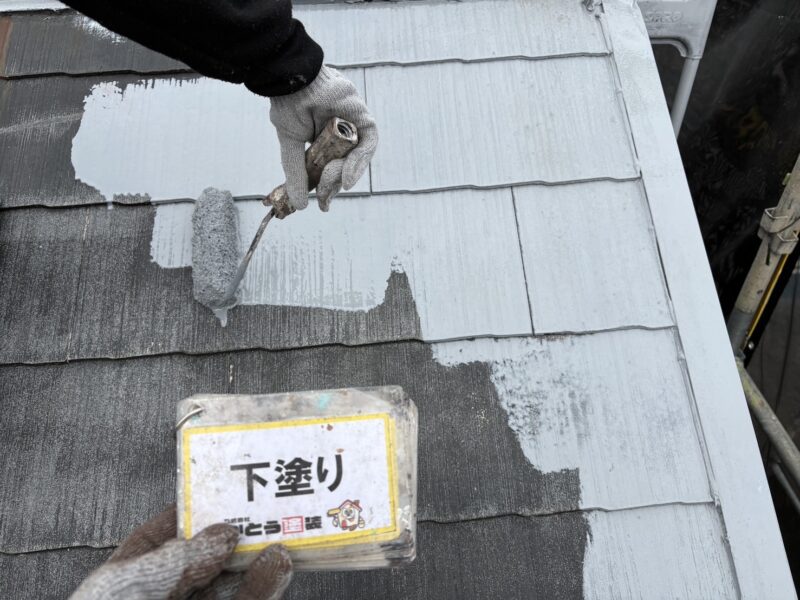 最終的な仕上がりを左右する大切な工程ですので、下塗りはより丁寧におこないます。