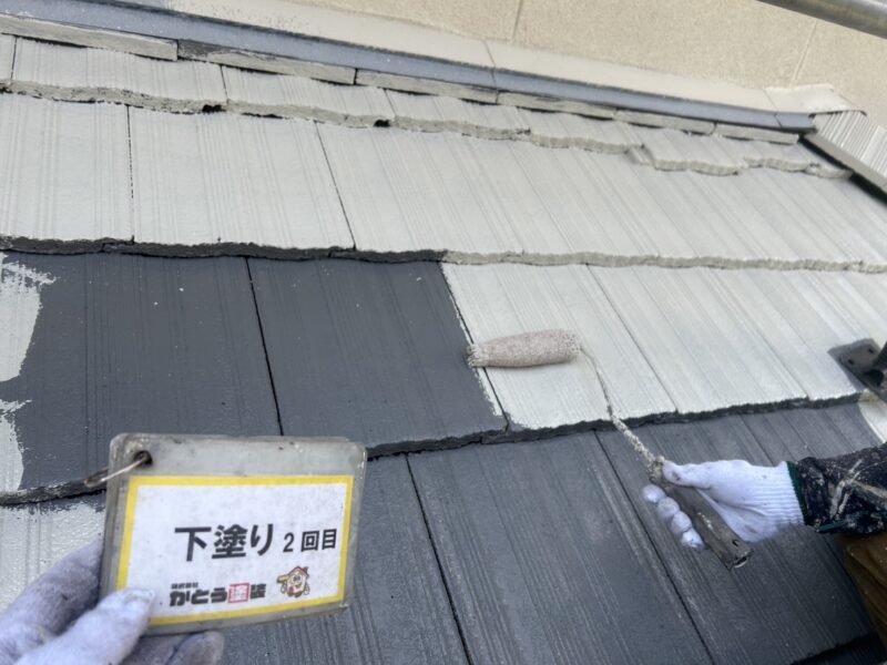 劣化した屋根材は吸い込みが激しいため、下塗りを2回おこないます。
