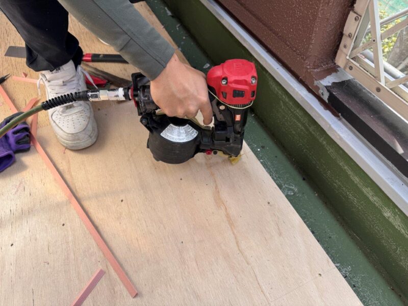 構造用合板は鉄砲でとりつけます