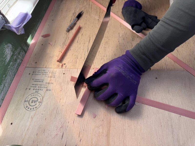 発泡面木を所定の大きさにカットします