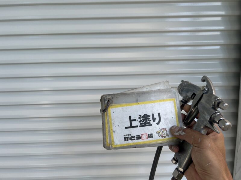 上塗りの様子です。<br />吹付塗装はムラなく、広範囲を短時間で均一に仕上げることができます。