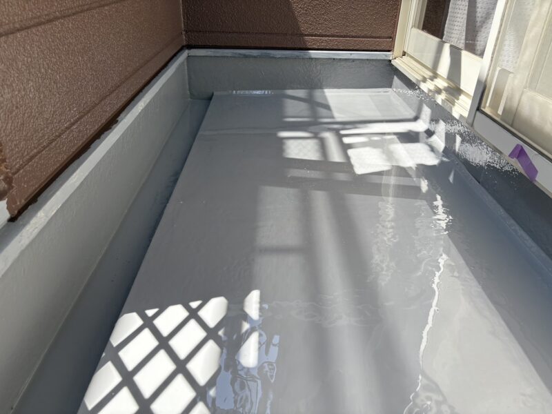 規定量をムラなく、立ち上がり部分も綺麗に施工します。