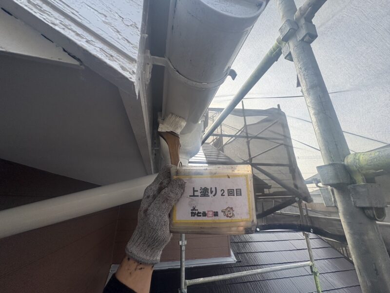 上塗り2回目の様子です。<br />
裏側も丁寧に施工します。<br />
