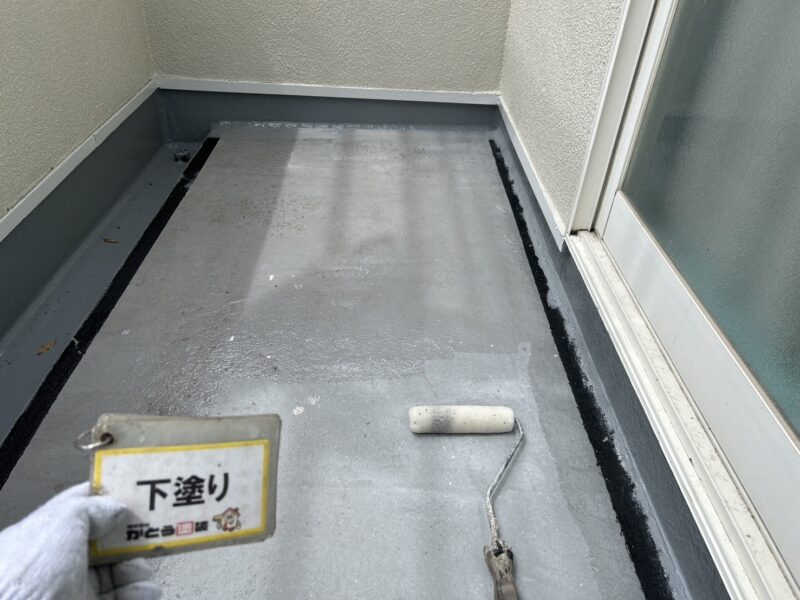 バルコニーは防水工事をおこないます。<br />下塗り様子です。