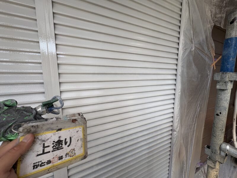 上塗りの様子です。<br />
吹き付けることで、ムラなく均一な塗膜を作ることができます。