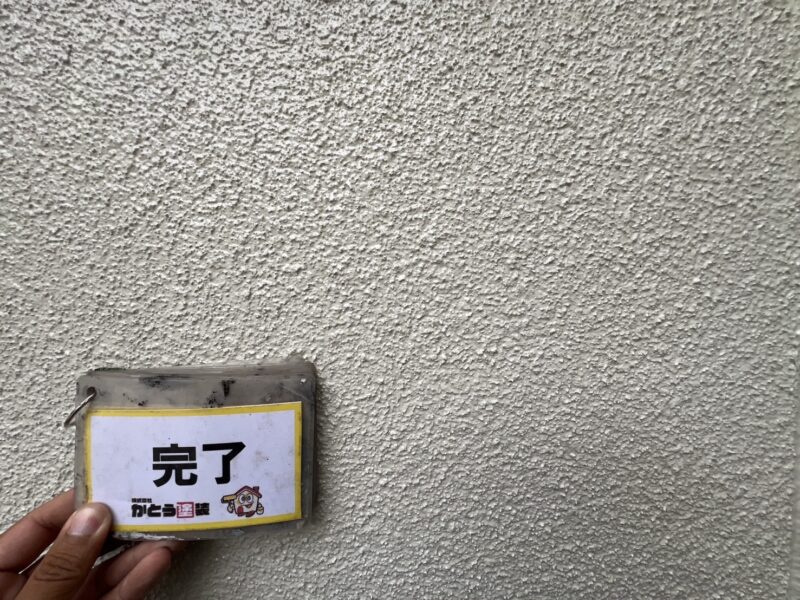 ひび割れに強い柔軟性に優れた高耐候性の塗料を使用しています。