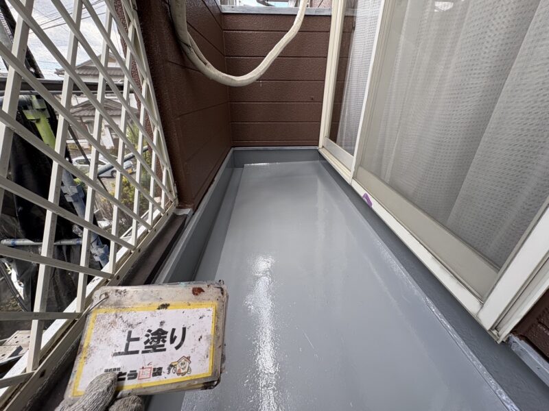 トップコートで表面を保護することで、雨風や紫外線からしっかり守ってくれます。