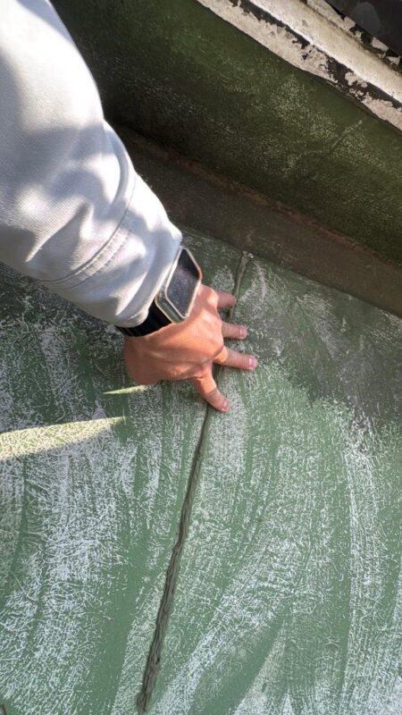 手で触ると床が沈み込む部分が存在しました、雨漏りしていました