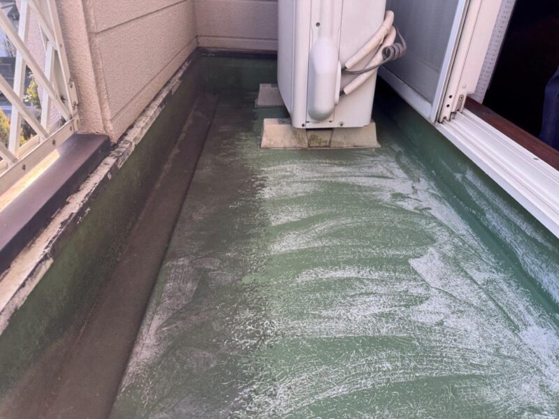 全体的に塗装では厳しいので床の工事をしてから塗装に入ります