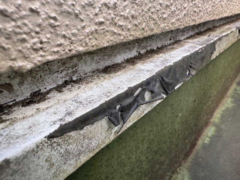 水切りはこのように塗膜が剝離しています、手抜きもいい所です