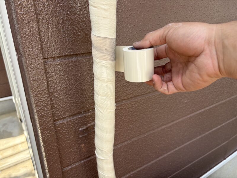 室外機ホースのテープを巻きなおします。