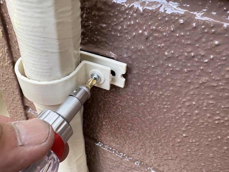 ホースが長いため、外壁に固定します。