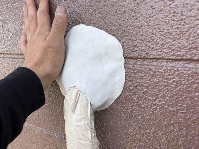 雨や風、虫の侵入を防ぐため、配管穴をパテ埋めします。
