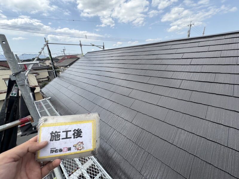 色褪せ傷んでいた屋根は艶と塗膜が蘇り、綺麗になりました。<br />
下塗りから丁寧に施工するとこのように艶々の仕上がりになります。
