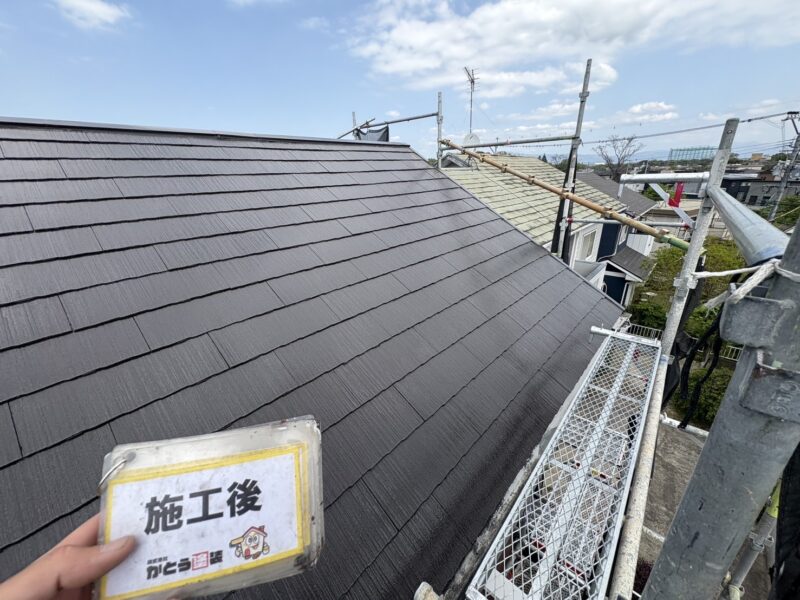 屋根に発生しやすいカビや藻の発生を抑制する抜群の耐候性・耐久性を誇る塗料で施工しています。