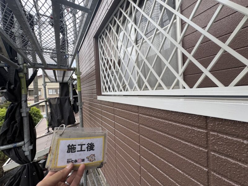 ローラーでは難しい細かい箇所は、ハケを使い繊細かつ丁寧に塗装をおこないました。