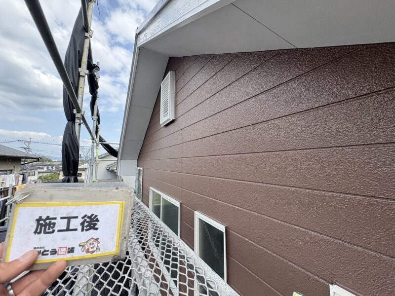 外壁は艶ありで施工しています。<br />
ギラギラしすぎない程よい艶感をプラスしています。