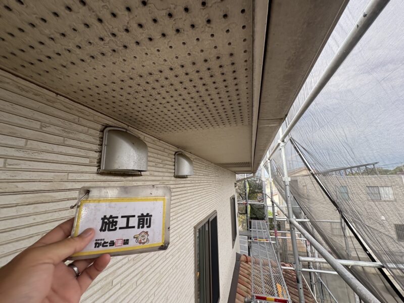 軒天、雨樋、フードが黒く汚れていました。