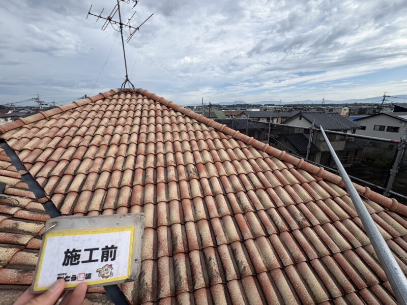 形状がオシャレで明るい色が特徴の洋瓦の風合いを活かすため、今回はクリアー塗装をおこないます。