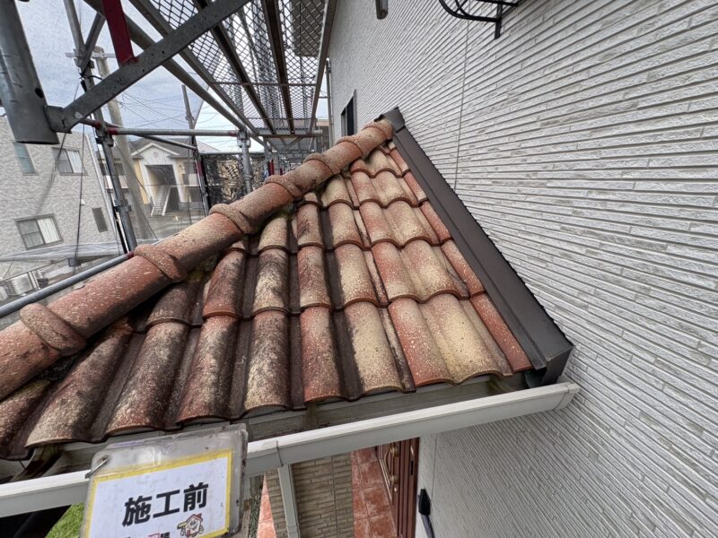 下屋根も溝の黒い汚れが非常に目立つ状態でした。