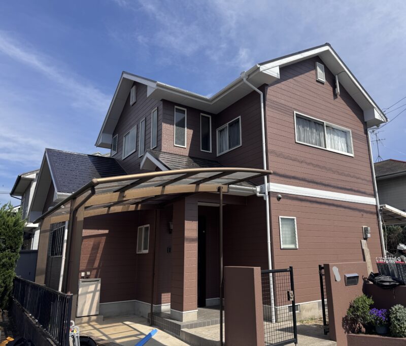 付帯部は外壁のブラウンと相性の良い、ホワイトで塗装しました。<br />
家全体の仕上がりを左右する付帯部の色選びや色のバランスも重要です。