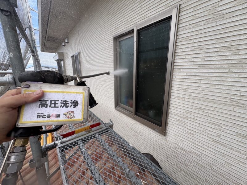 この機会ですので、窓も洗浄し綺麗にします。