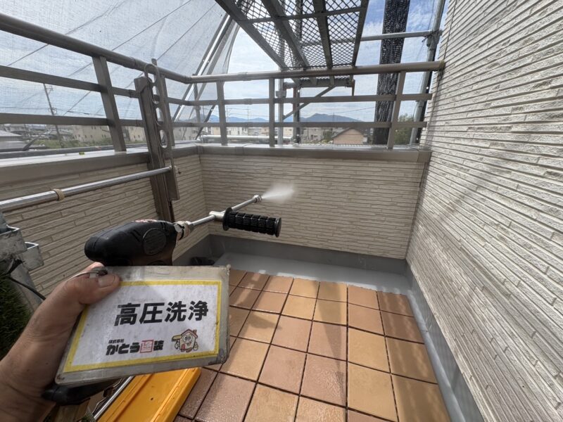 バルコニー内壁の高圧洗浄の様子です。