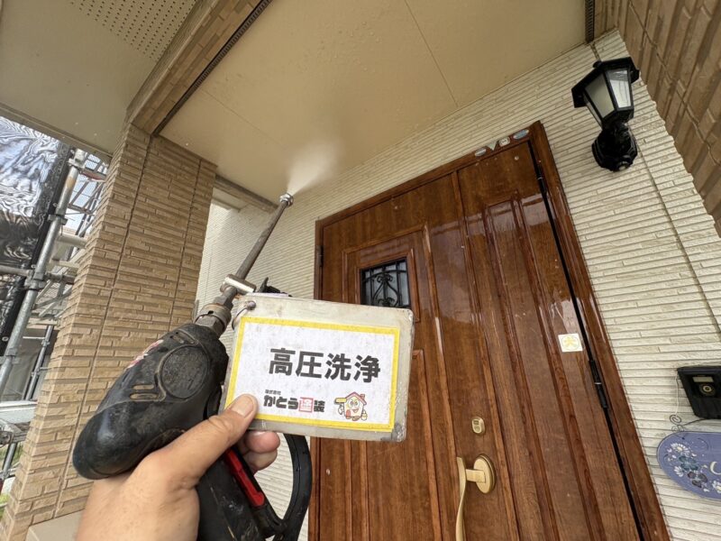 玄関上の天井も洗浄をおこないます。