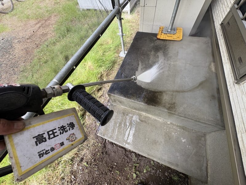 土間コンクリートの高圧洗浄の様子です。