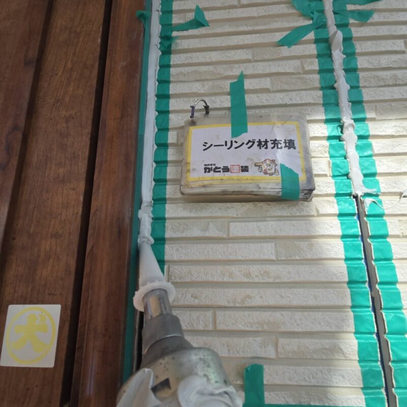 目地にたっぷりと充填します。