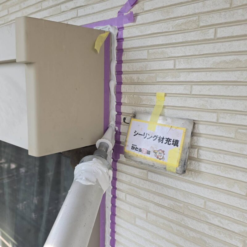 サッシ周りにも充填しています。