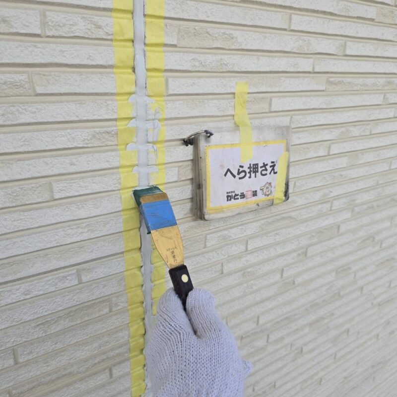 ヘラで押さえ、密着性を高めます。