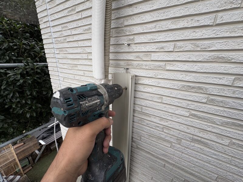 エアコンの化粧カバーも取り外します。