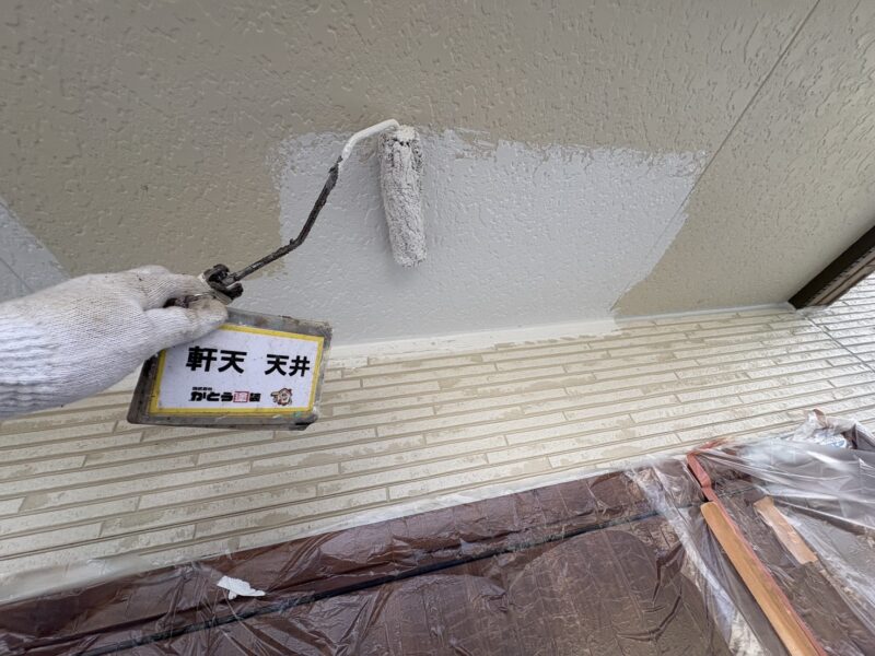 玄関天井の塗装の様子です。
