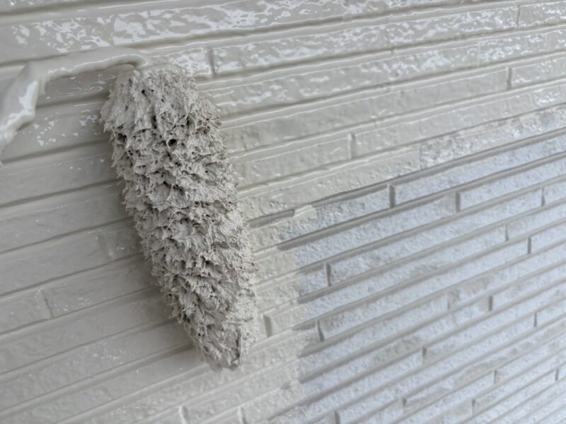 外壁表面にローラーをしっかり密着させながら、均一な塗膜に仕上げていきます。