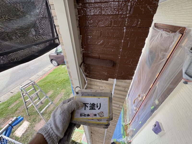 玄関柱の塗装の様子です。