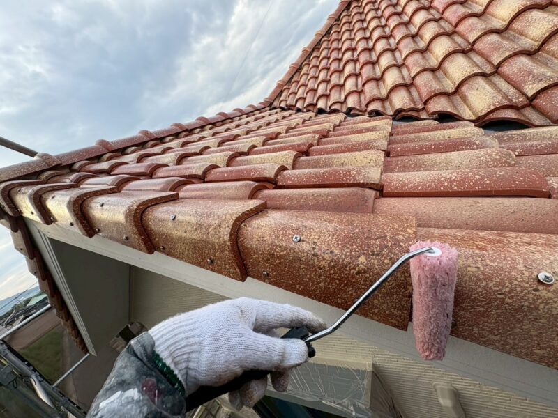 ケラバ瓦も塗装します。