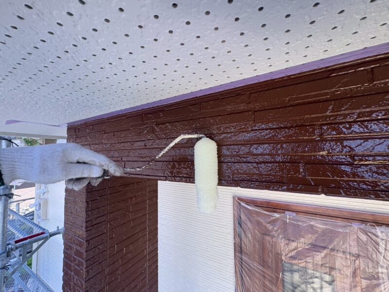 クリアー塗装をおこないます。<br />外壁の表面を保護し、艶が増します。