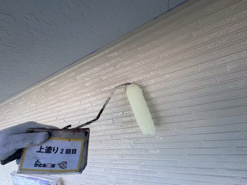 塗料を塗り重ねることで、強靭な塗膜を形成します。