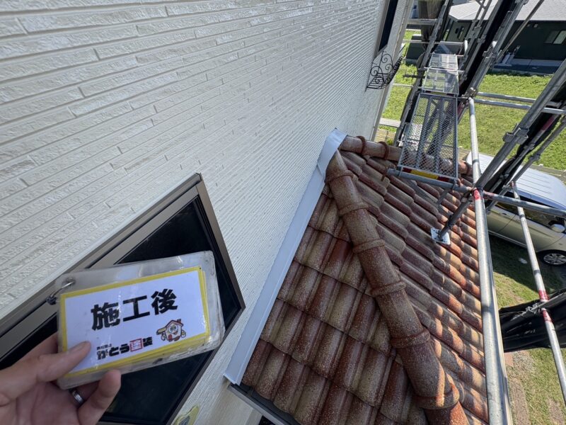 外壁と屋根の隙間から建物内部へと雨水の侵入を防ぐ役割を持つ雨押え板金も塗装をおこないました。