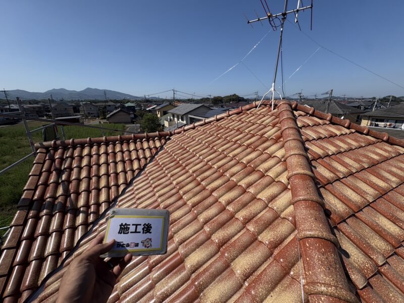 洋瓦の持つ可愛らしい雰囲気と質感はそのままに、防水性と艶感をプラスしました。