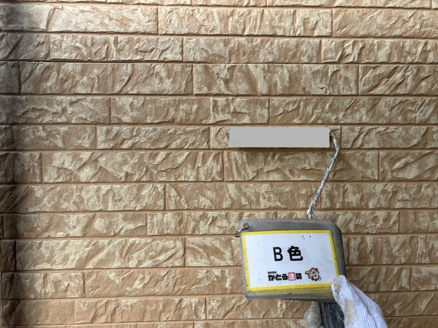 熊本市北区N様邸外壁塗装　模様付けB色を塗布し、デザイン性の高い外観に仕上げていきます