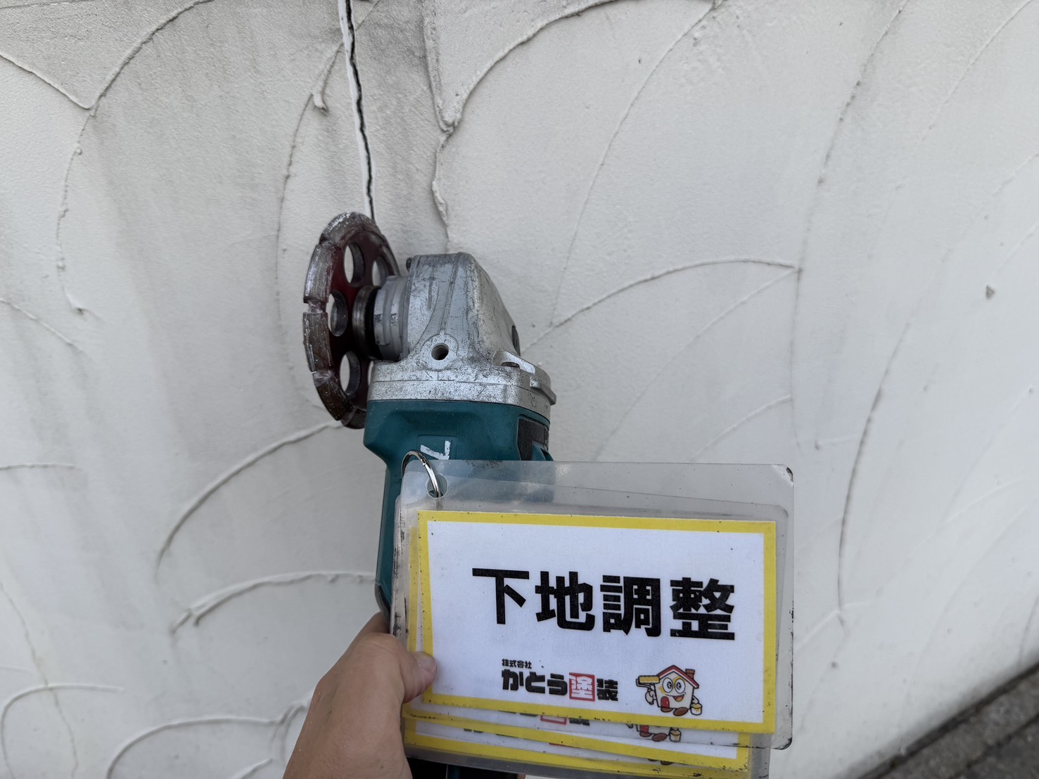 宇城市M様邸外壁塗装　塗装の前に下地調整、塀のひび割れ補修をおこないました