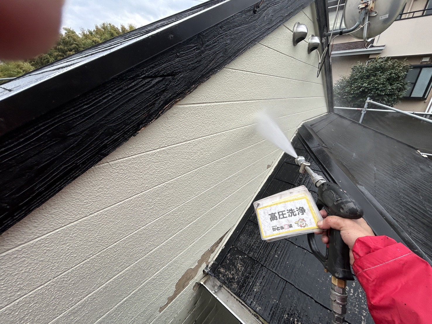 熊本市西区K様邸外壁塗装　築30年のお住まいで、塗装前に洗浄をおこない汚れやコケや藻を綺麗に洗い流しました