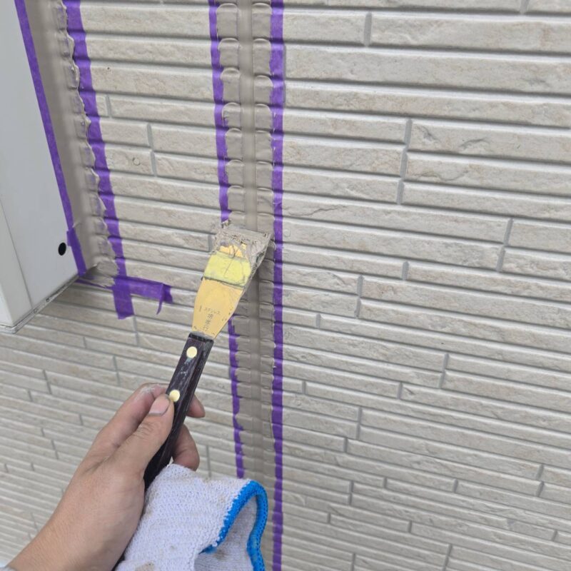 ヘラで押さえ、密着性を高めます。