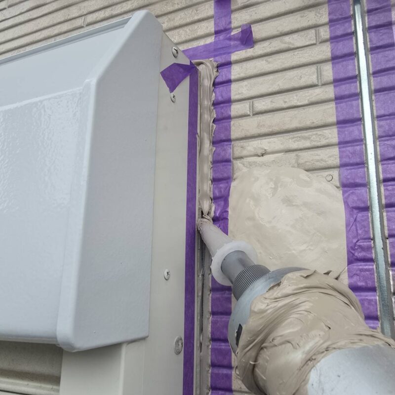 目地にたっぷりと充填します。