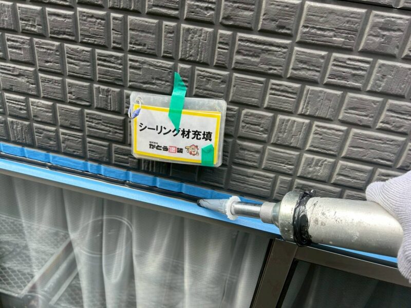 高耐久のものを目地にたっぷりと充填します。