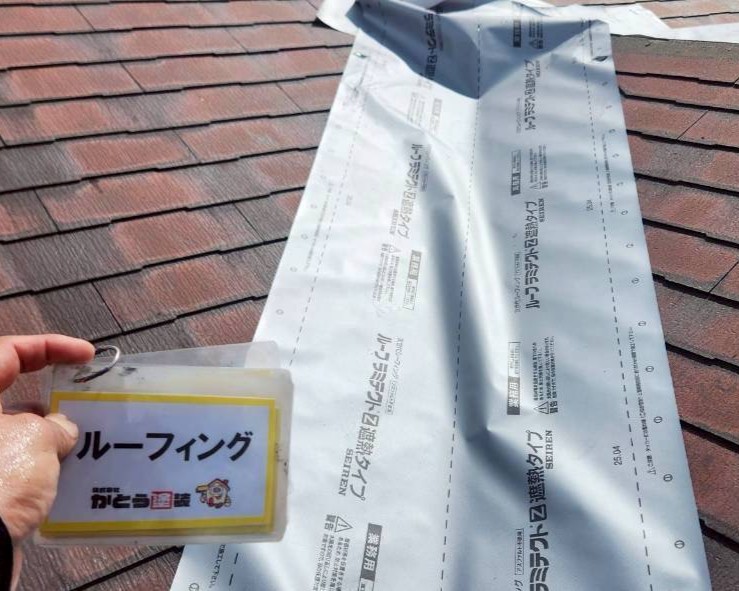 建物内部への雨水の侵入を防ぐため、隙間なく貼っていきます。<br />