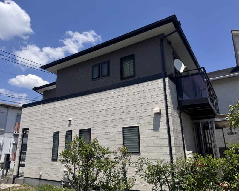 1階は意匠性の高いWB多彩仕上げ工法で、2階は汚れに強い無機塗料で塗り替えをおこないました。