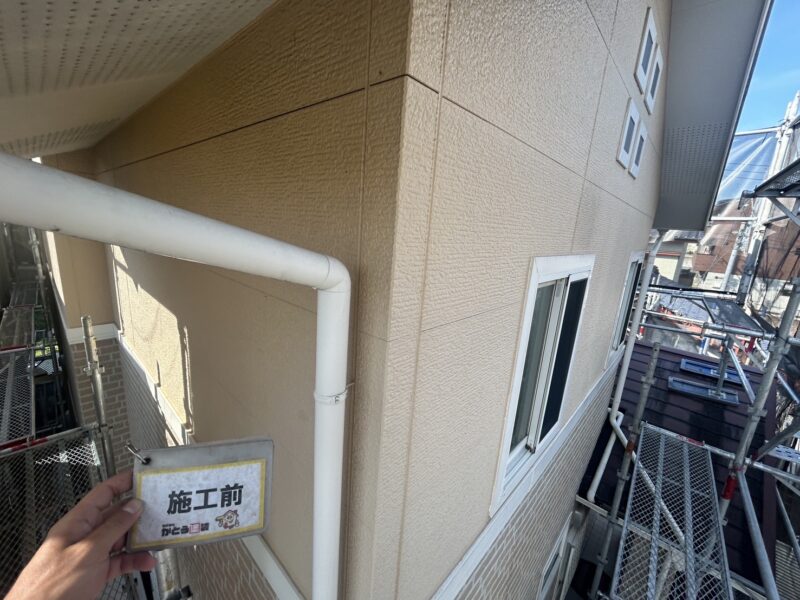 雨樋の上にはうっすらと埃が溜まっていました。